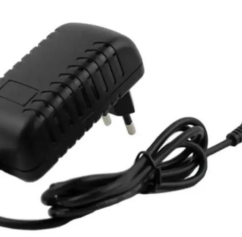 Juodas kompaktiškas elektrinio prietaiso sieninis įkroviklis su europinio tipo kištuku ir maitinimo laidu.